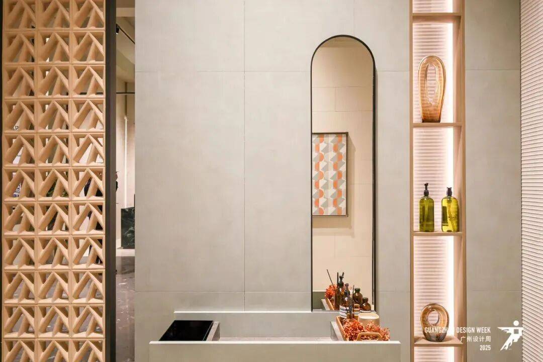 长队一边“老玩家”退场家居业在玩什么新游戏?AG真人2025广州设计周的冰与火:一边排(图3) 长队一边“老玩家”退场家居业在玩什么新游戏?AG真人2025广州设计周的冰与火:一边排(图3)