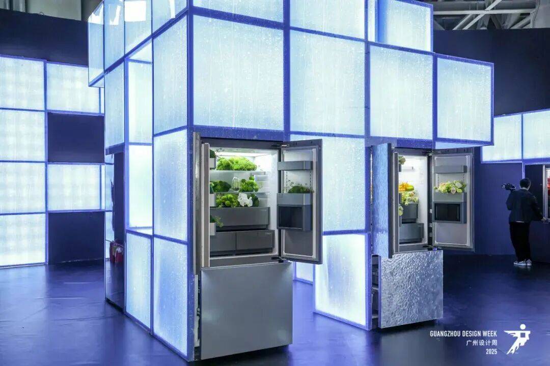 长队一边“老玩家”退场家居业在玩什么新游戏?AG真人2025广州设计周的冰与火:一边排(图12) 长队一边“老玩家”退场家居业在玩什么新游戏?AG真人2025广州设计周的冰与火:一边排(图12)