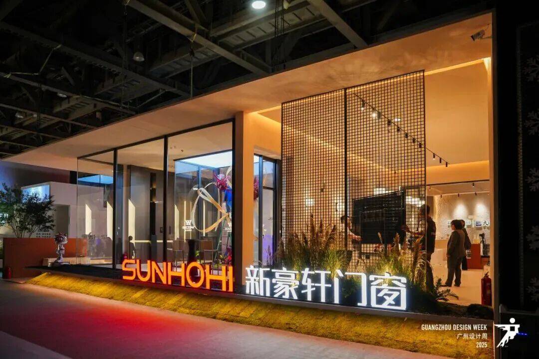 长队一边“老玩家”退场家居业在玩什么新游戏?AG真人2025广州设计周的冰与火:一边排(图13) 长队一边“老玩家”退场家居业在玩什么新游戏?AG真人2025广州设计周的冰与火:一边排(图13)