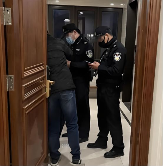 夫被熏到酒店隔天警察上门：你媳妇死了AG真人登录女子买10个榴莲在家吃丈(图3)